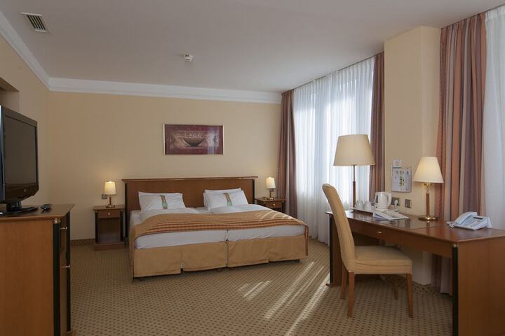 Room 43 of 193