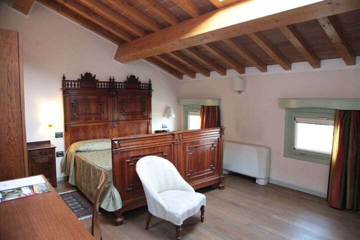 Room 3 of 8