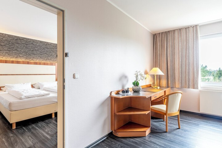 Room 8 of 90