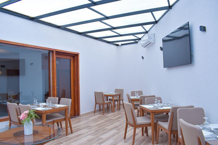 Dining 40 of 64