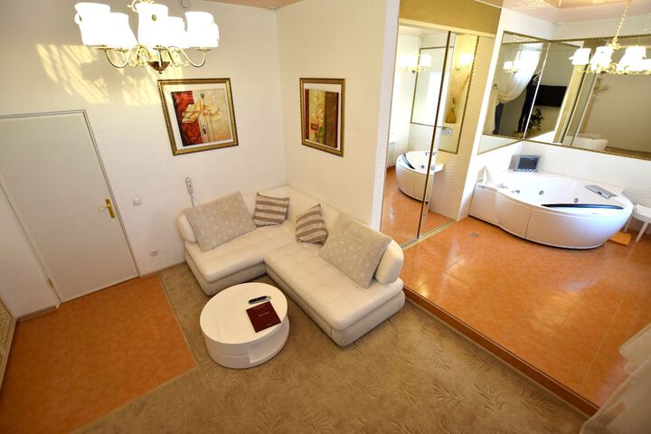 Room 4 of 63
