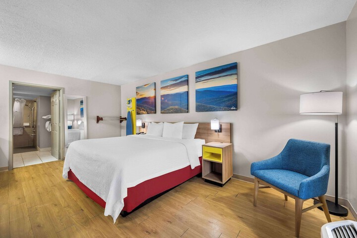 1 King Bed Mobility Accessible (17 of 19)