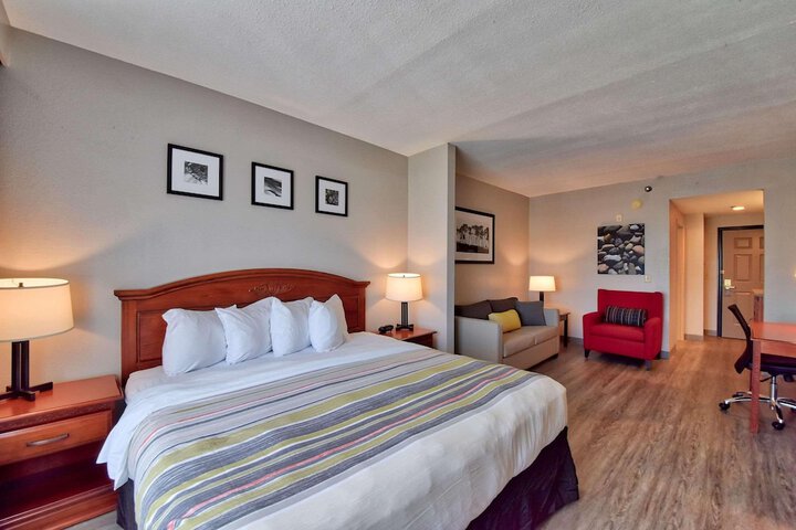 1 King Bed (4 of 17)
