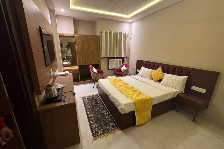 Room 4 of 12