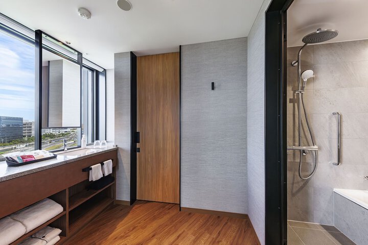 Room 33 of 62