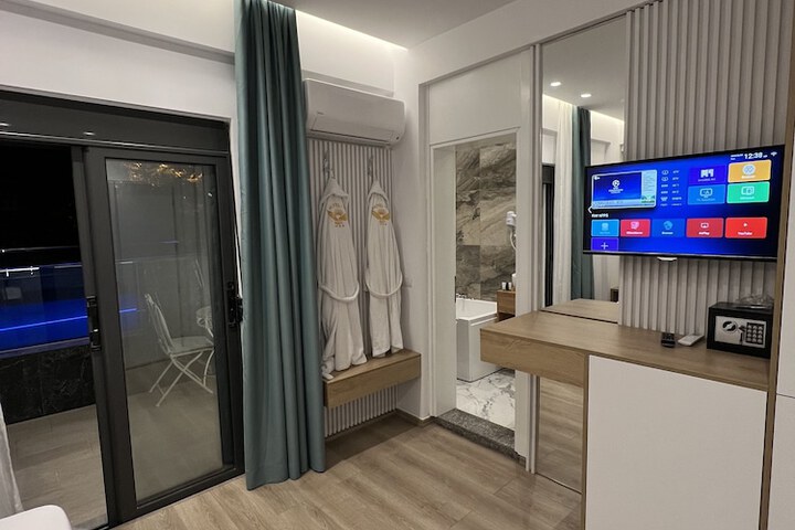 Room 33 of 191