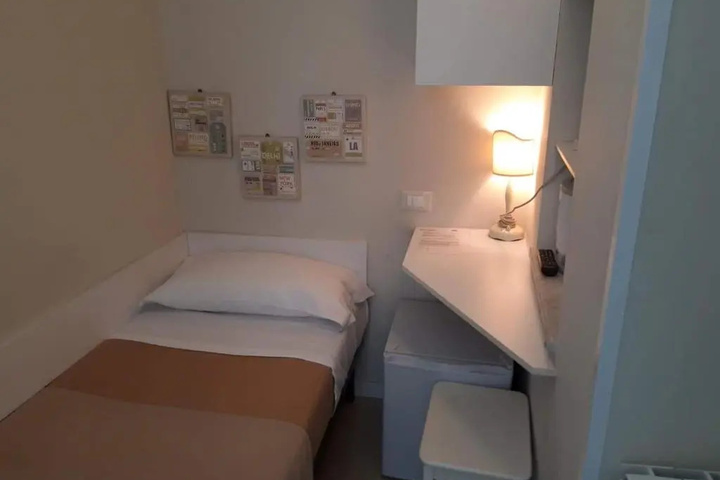 Room 6 of 13