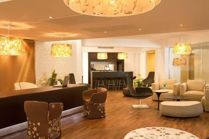 Entrance & Lobby
