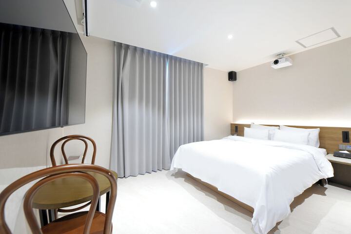 Room 13 of 64