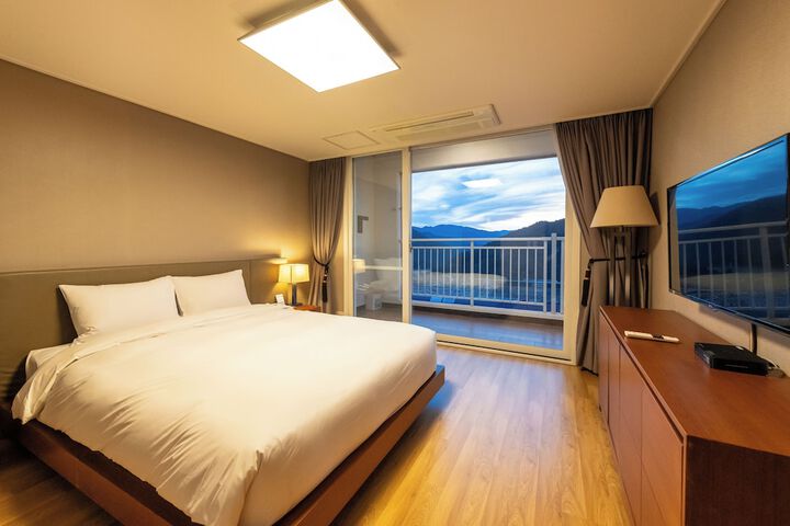 Room 37 of 100