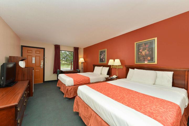 2 Queen Beds (3 of 4)