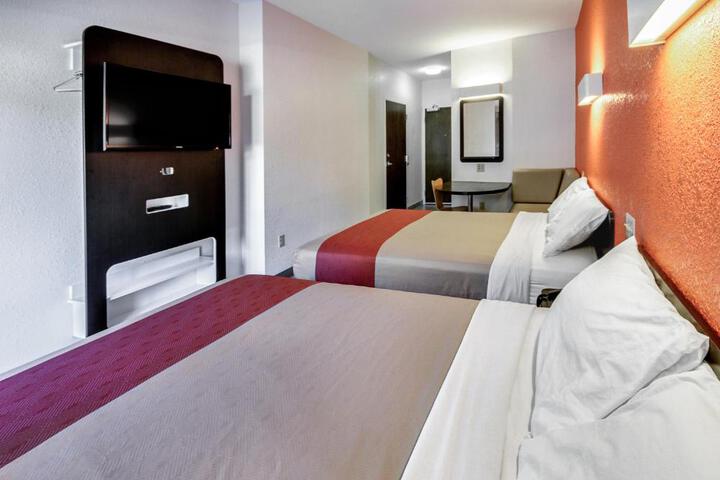 Deluxe Room 1 Queen Bed Accessible (1 of 15)