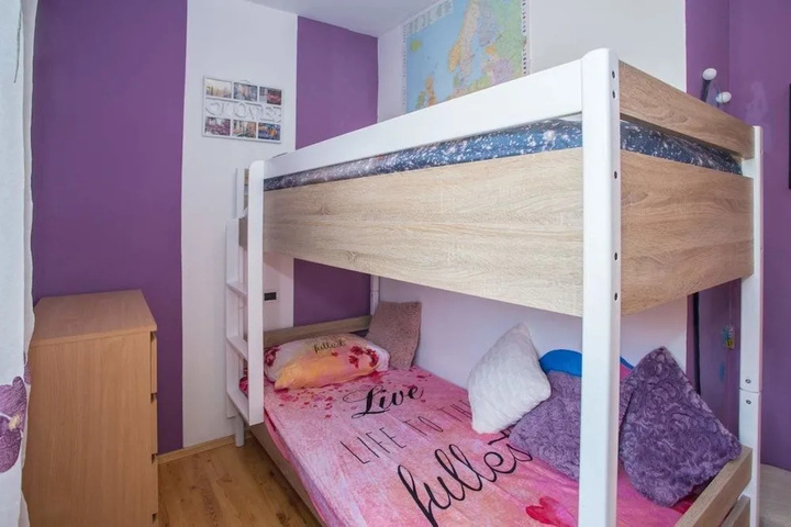 Room 6 of 18