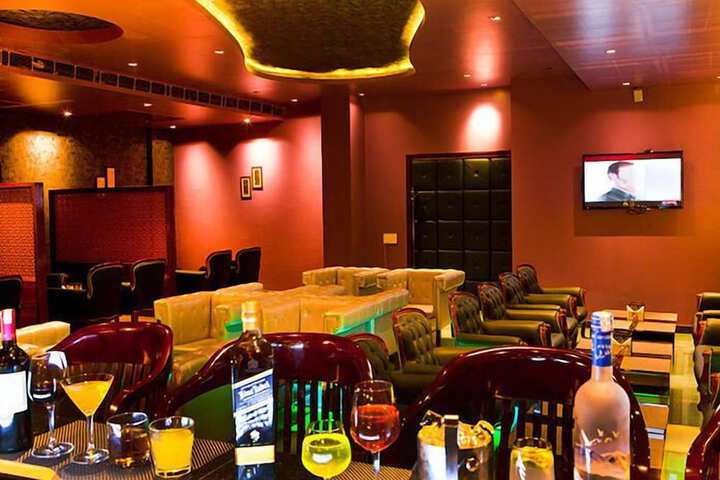 Lounge 33 of 42