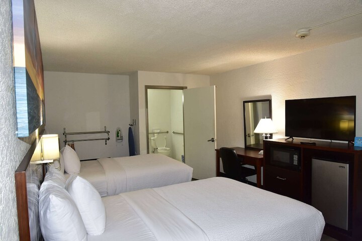 2 Double Beds (21 of 30)