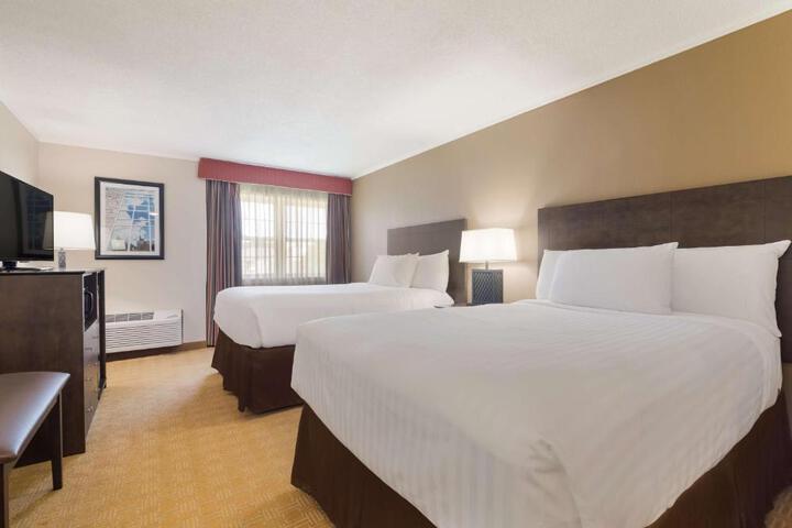 2 Double Beds (3 of 7)