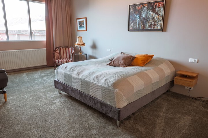 Room 4 of 9