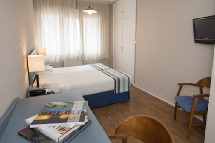 Room 10 of 40