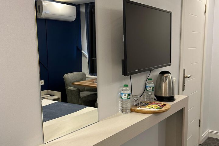 Room 6 of 32