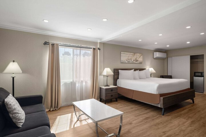 Room 9 of 28
