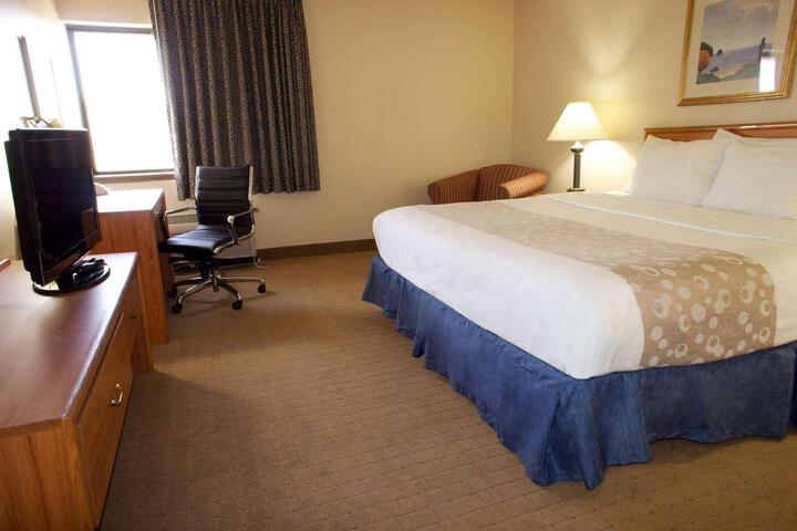 1 King Bed Deluxe Room (11 of 12)