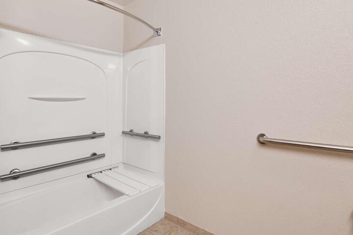 1 Queen Bed Microwave and Refrigerator WiFi Flat Screen HDTV Work Desk Full Break (9 of 13)