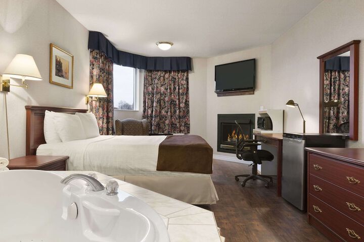 1 King Bed Jetted Tub Large (2 of 9)