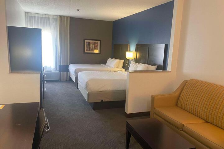2 Queen Beds (6 of 6)