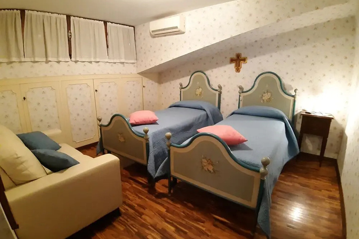 Room 2 of 17