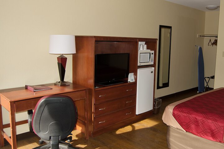 1 King Bed (2 of 15)