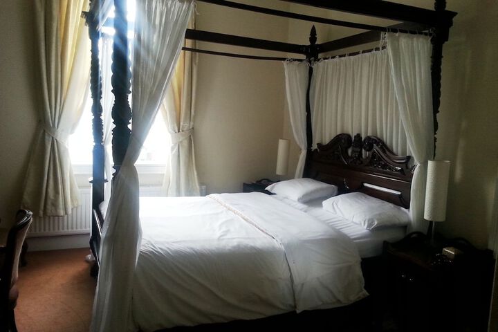 Room 6 of 28