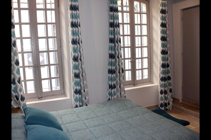Room 4 of 136