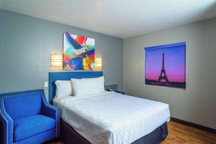 1 Queen Bed (12 of 27)