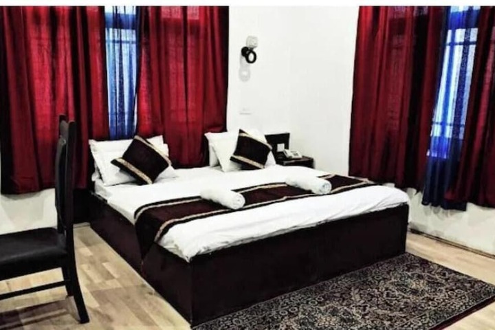 Room 4 of 12