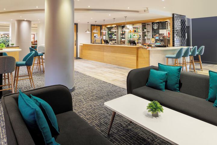 Lounge 44 of 60