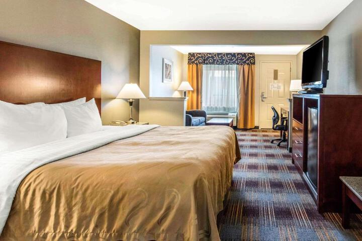 1 King Bed (2 of 9)
