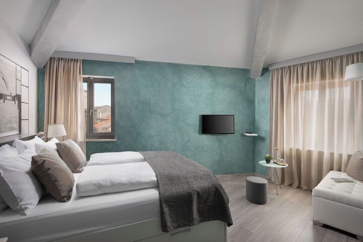 Room 5 of 20