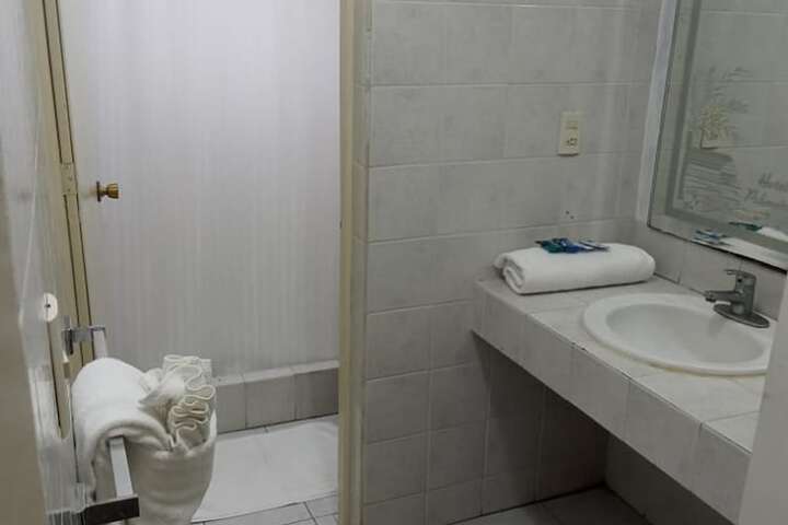 Room 13 of 33