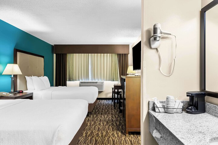1 Queen Bed Shower Microwave and Refrigerator Flat Screen Television High Speed Internet Accessible Full Breakfast (13 of 20)