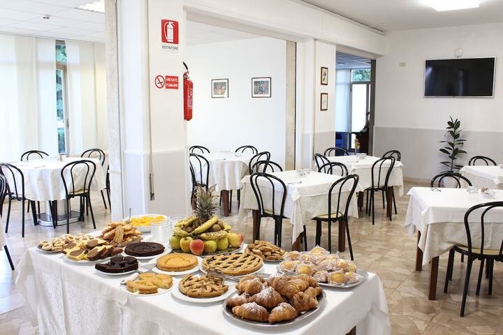 Breakfast/Coffee Service 98 of 136