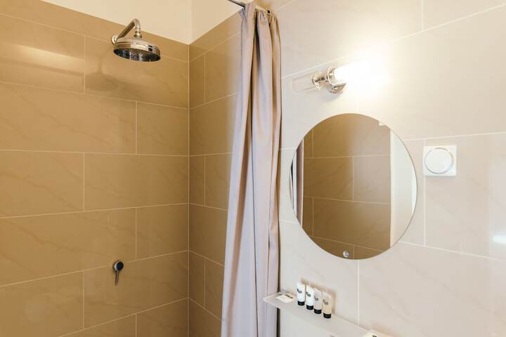 Room 45 of 61