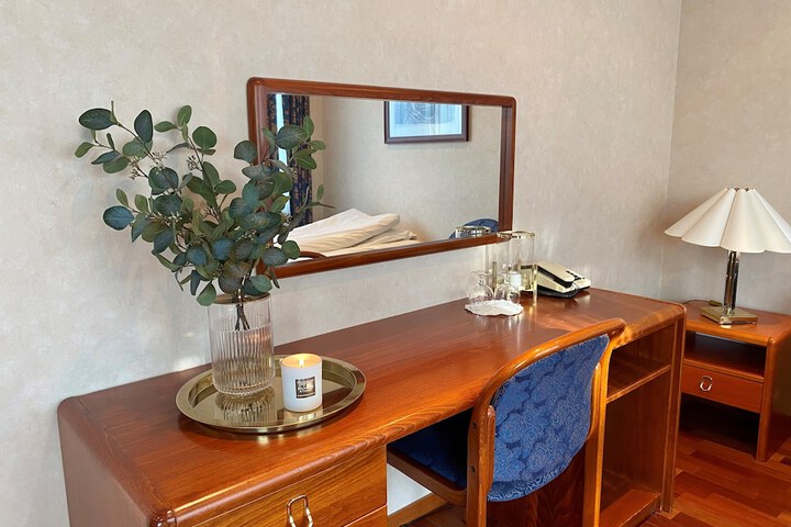 Room 3 of 6
