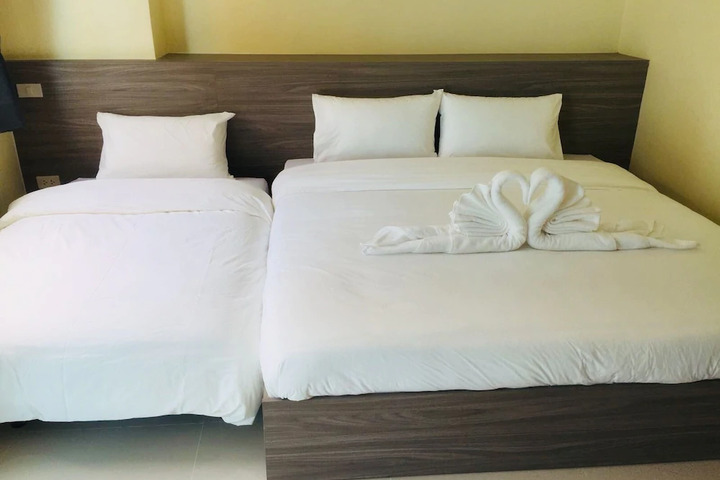 Room 4 of 9