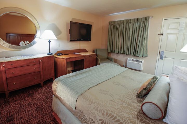 2 Queen Beds (5 of 12)