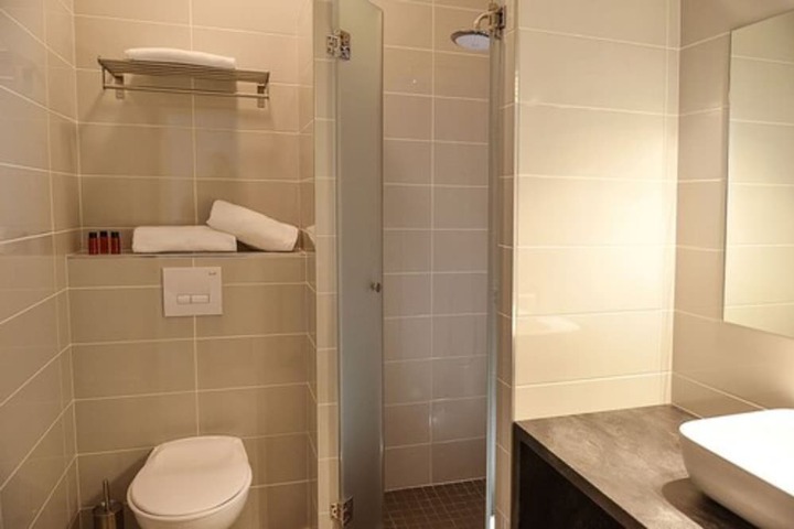 Room 10 of 42