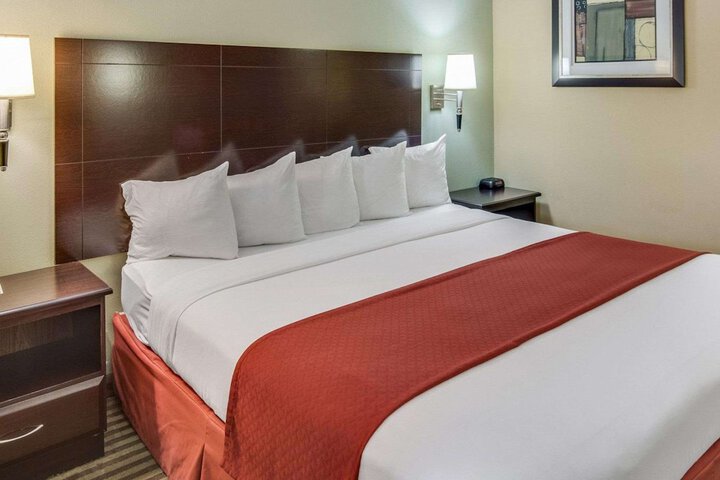 2 Queen Beds (2 of 9)