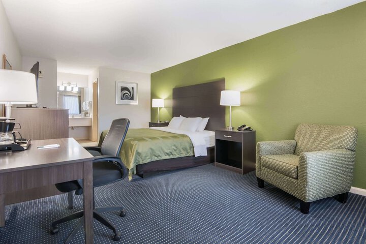 1 King Bed (3 of 14)