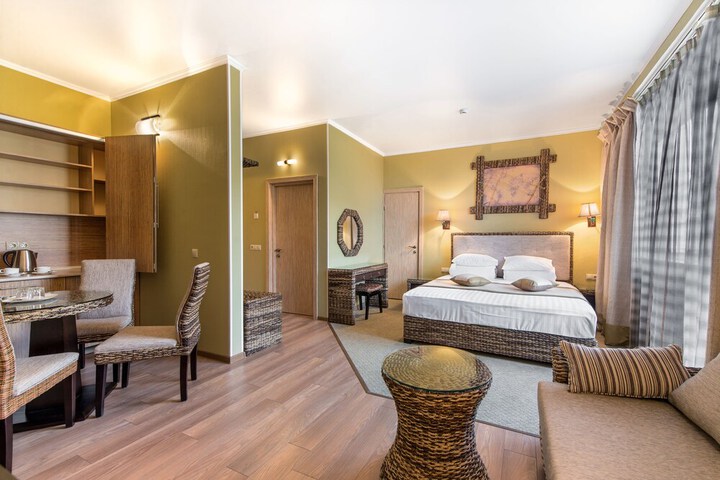 Room 4 of 82