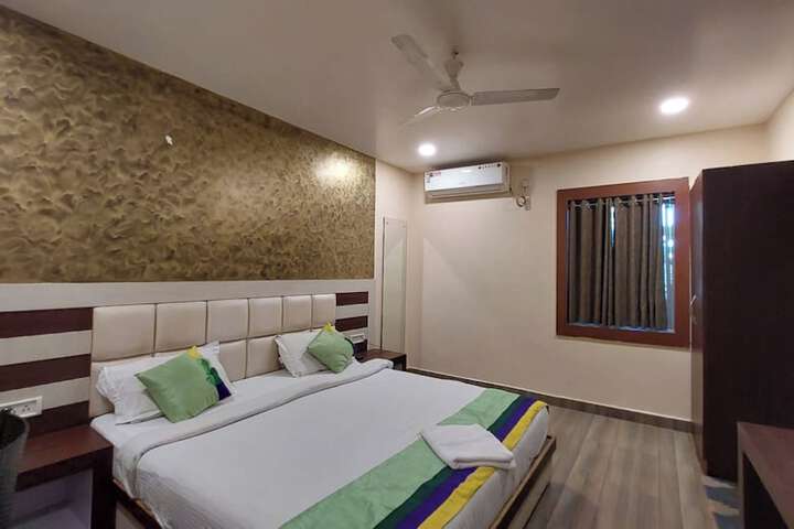 Room 4 of 18