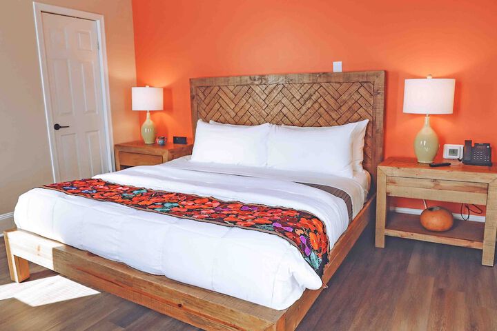 1 King Bed with Scenic View (8 of 11)